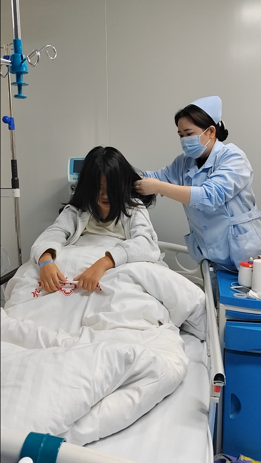 儿科-为患者梳头.png